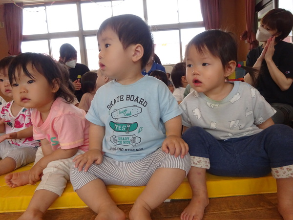 誕生会に参加する子ども