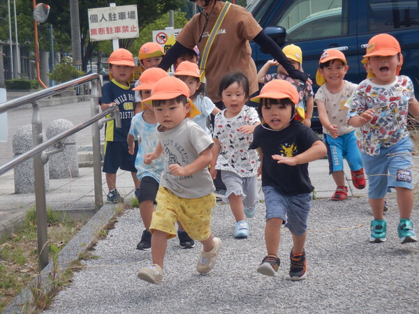 走る子ども達