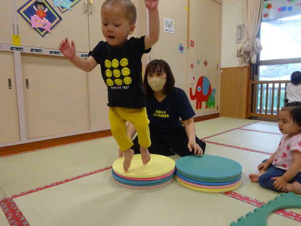 プラポイントの上からジャンプをしている男の子