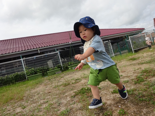 園庭で走る男の子