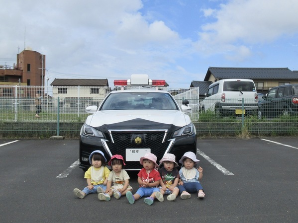 パトカーと一緒に記念撮影