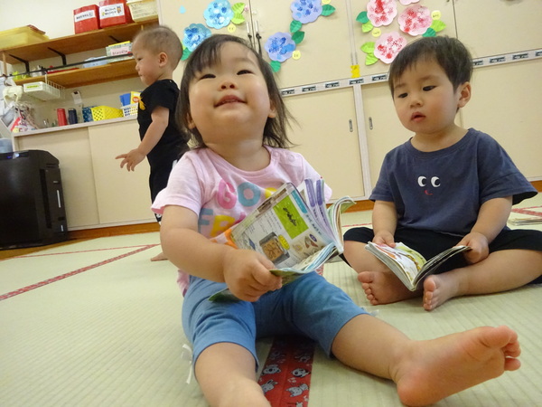 図鑑を見る子ども