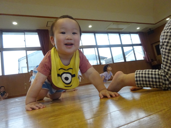 ボールで遊ぶ子ども