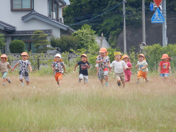 かけっこをする子どもたち