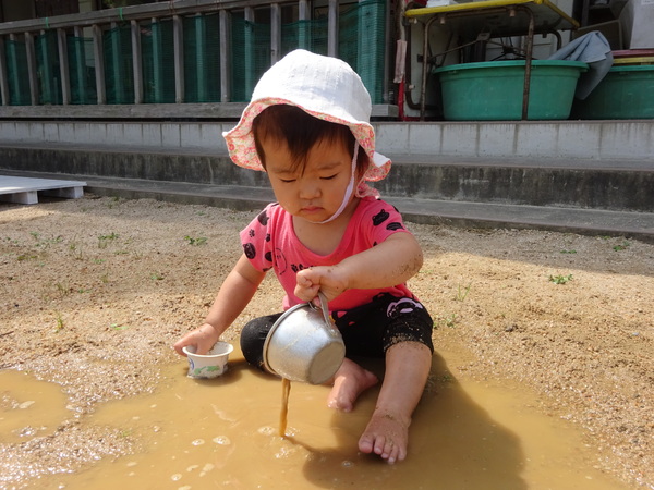 泥んこ遊びをする女の子