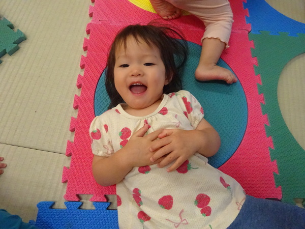 寝転んで笑う女の子