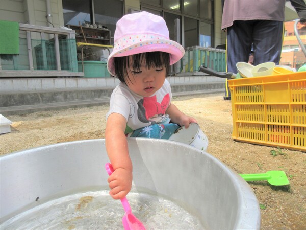 泥んこ遊びの様子