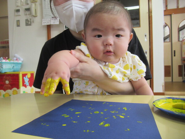 指スタンプをする子ども