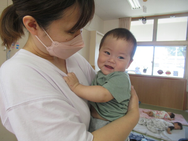 抱っこしてもらっている子ども