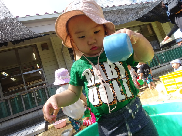 泥んこ遊びを楽しむ子ども (2)