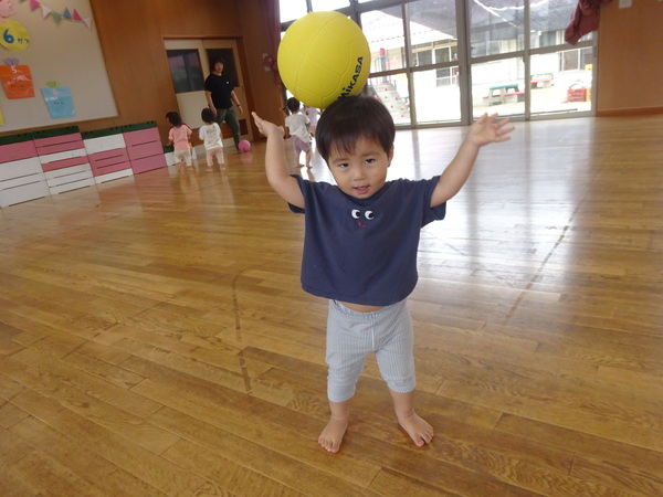 ボールで遊ぶ子ども (3)