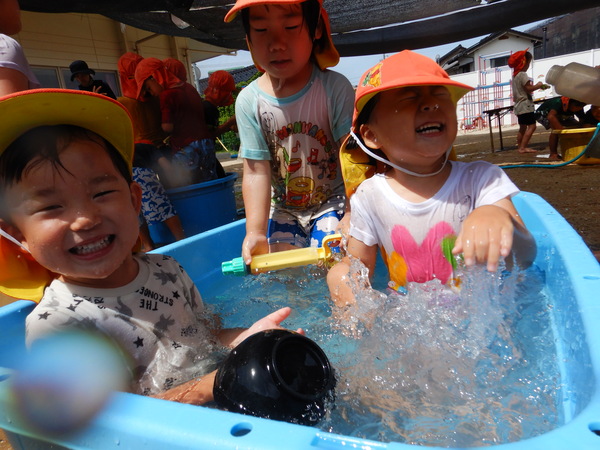 タライで水遊び