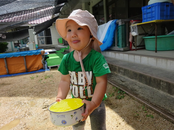 泥んこ遊びをしている子ども (1)