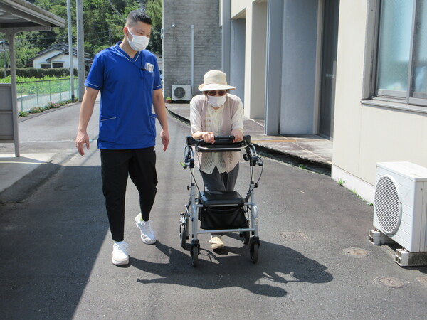 暑さに負けず屋外歩行に取り組まれています