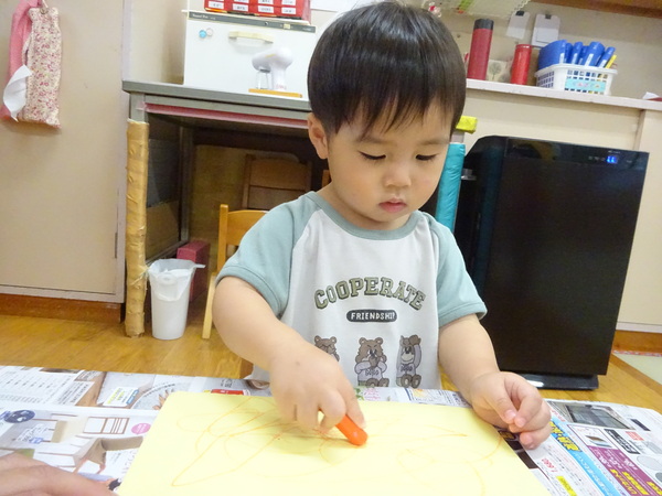 製作を楽しむ子ども (1)