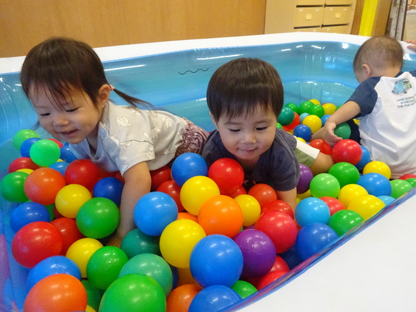 ボールプールで遊ぶ子ども（5）