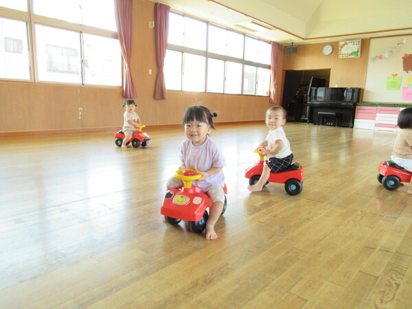 コンビカーで遊ぶ様子