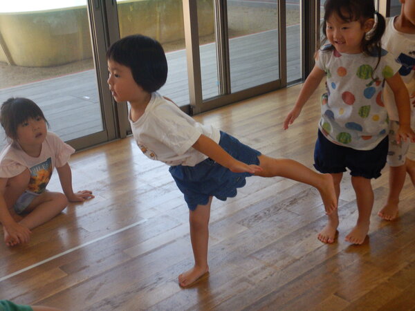 足を上げる子ども