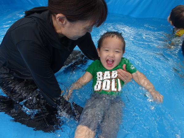プール遊びをする子ども (3)