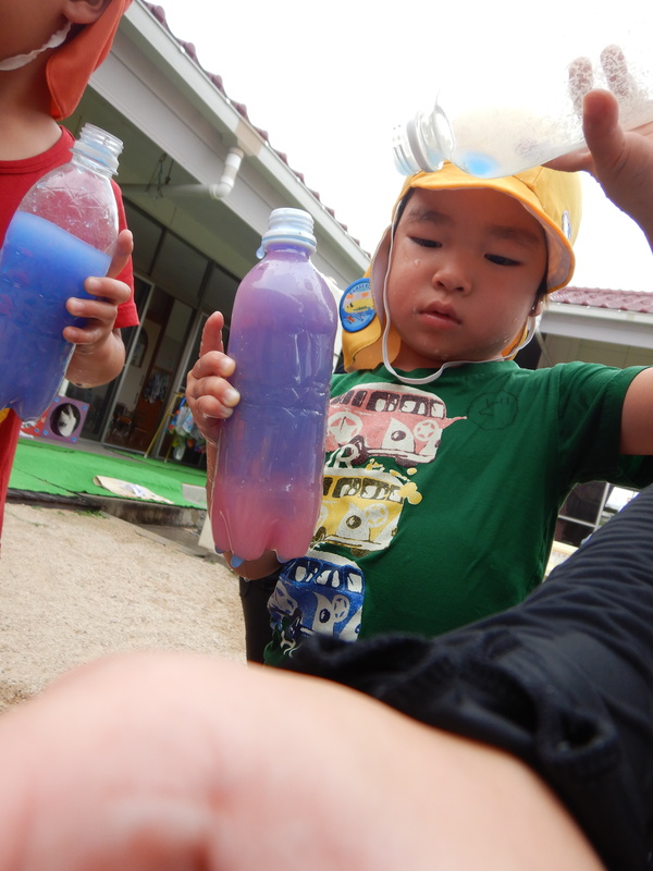 色水で遊ぶ男の子