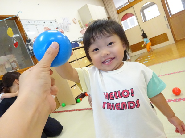 ボールで遊んでいる (1)