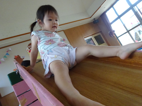 すべり台で遊ぶ子ども (6)