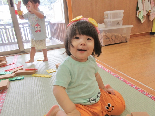 ホックブロックで遊ぶ様子
