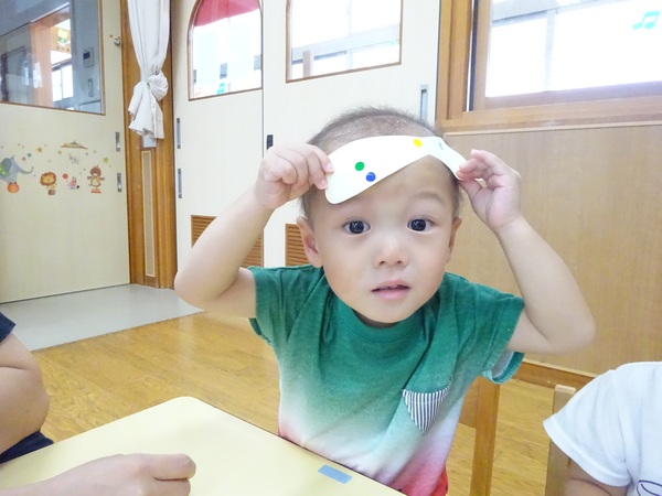 シール貼りをしたものを見せている子ども (2)