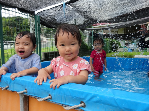 プール遊びを楽しむ子ども (5)