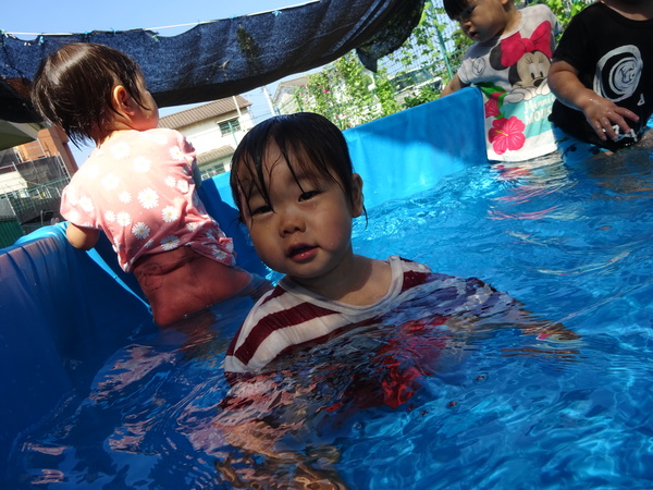 プール遊びをしている子ども (1)