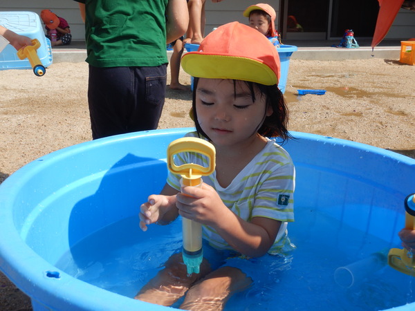 水鉄砲で遊ぶ