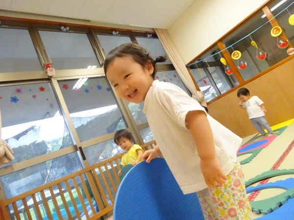 プラポイントで遊ぶ子ども (5)