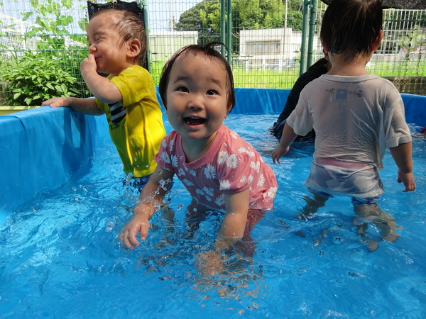プール遊びをする子ども (3)