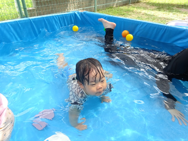 プール遊びをしている子ども (5)
