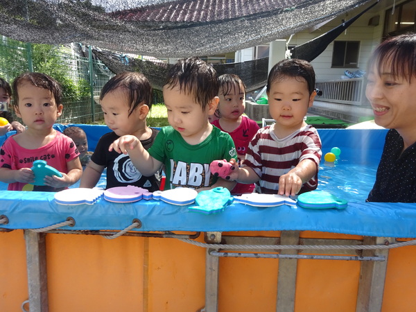 プールで遊ぶ子ども (6)