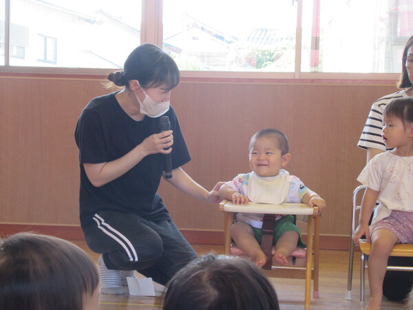 誕生会に参加する子ども (4)