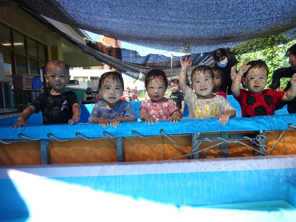 プール遊びを楽しむ子ども (6)