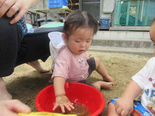 どろんこ遊びをする子ども (8)