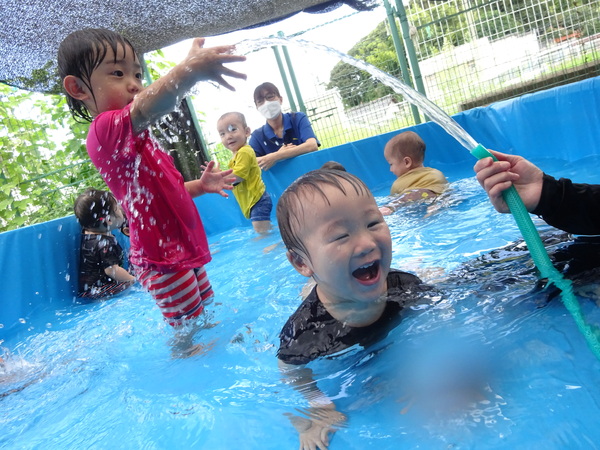 プール遊びをしている子ども (6)