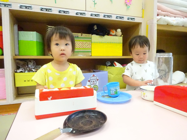 室内遊びを楽しむ子ども (9)