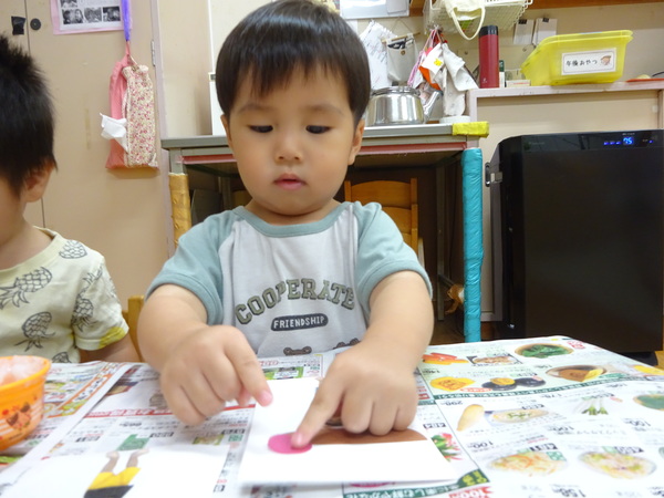 製作をする子ども (2)