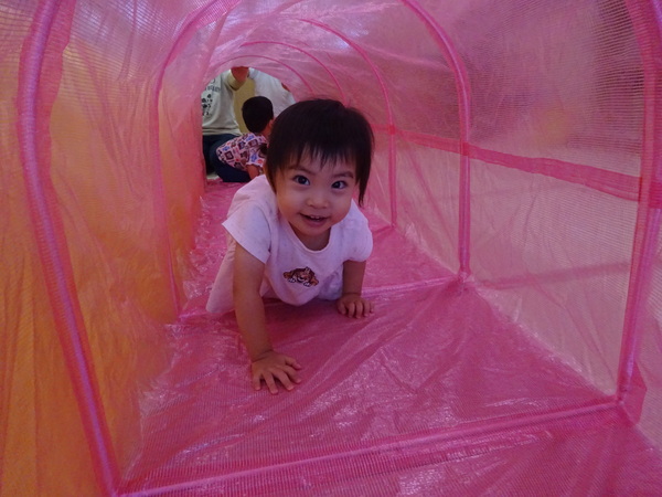 トンネル遊びをしている子ども (7)