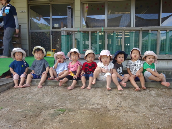 泥んこ遊びをする子ども (1)