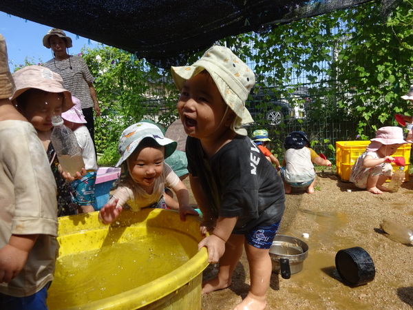 水遊びをしている子ども (8)