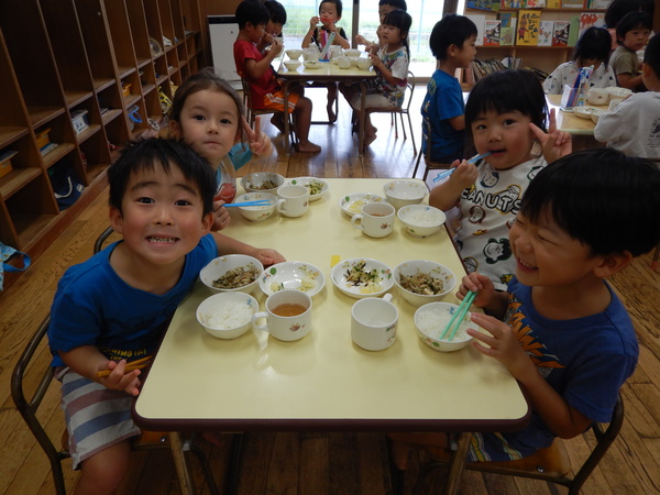 給食を食べる様子