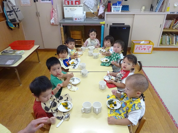 給食を食べる子ども５