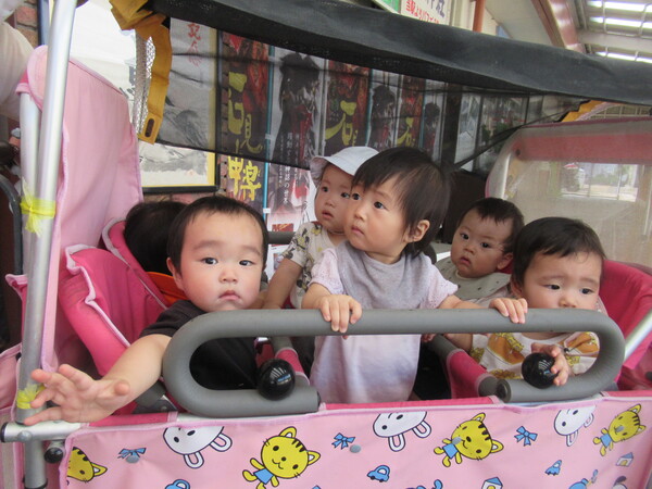 列車に手を振る子ども