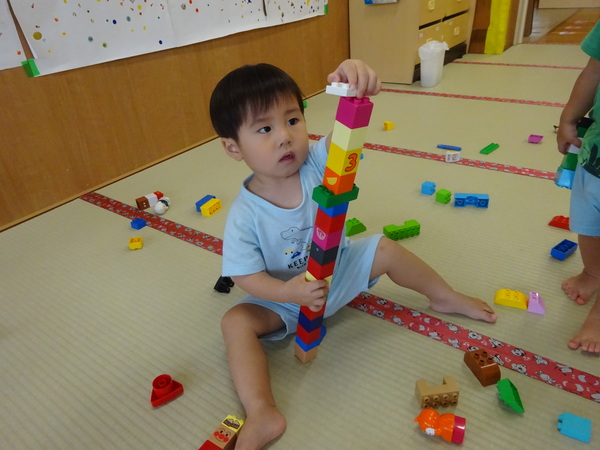 レゴブロックで遊ぶ子ども (5)