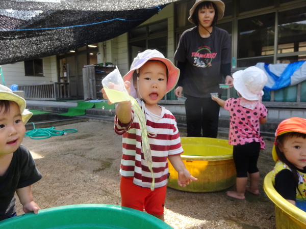 色水で遊んでいる子ども (4)