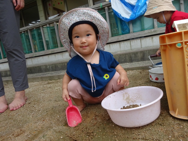 泥んこ遊びをする子ども (1)
